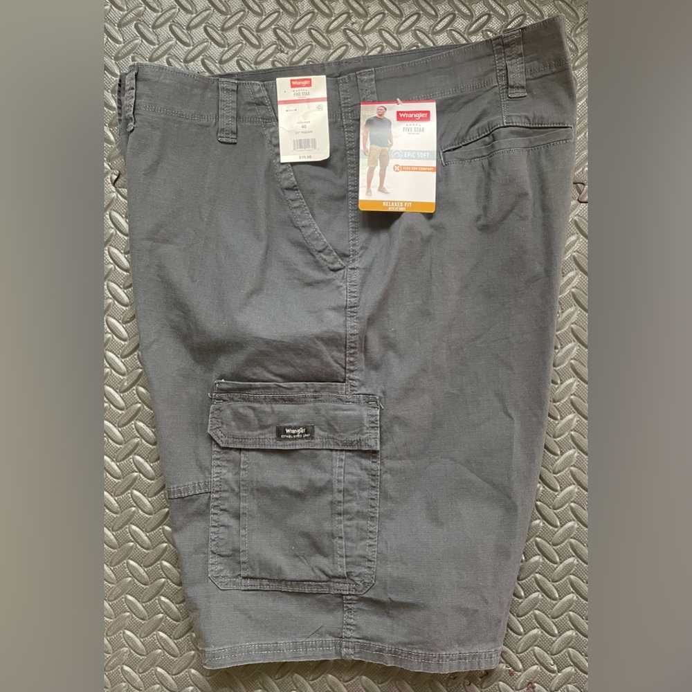 NWT Wrangler Men’s Cargo Shorts size 46 Anthracite Ripstop
